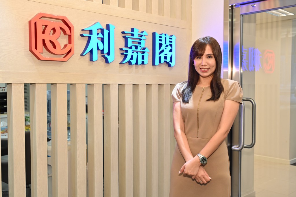 黃詠欣分析表示,雖然市場預期減息周期持續,但需留意,明年可能會有一段利率停滯期。 黃詠欣分析表示,雖然市場預期減息周期持續,但需留意,明年可能會有一段利率停滯期。