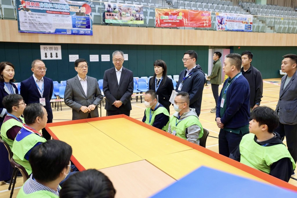 李家超(左三)到訪東涌文東路體育館的一般投票站。李家超FB圖片 李家超(左三)到訪東涌文東路體育館的一般投票站。李家超FB圖片