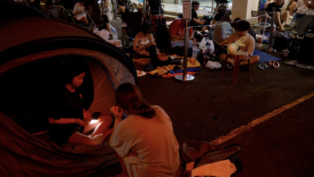 14歲少女為看泰勒絲新加坡演唱會，帶帳篷排通宵撲飛。 路透社