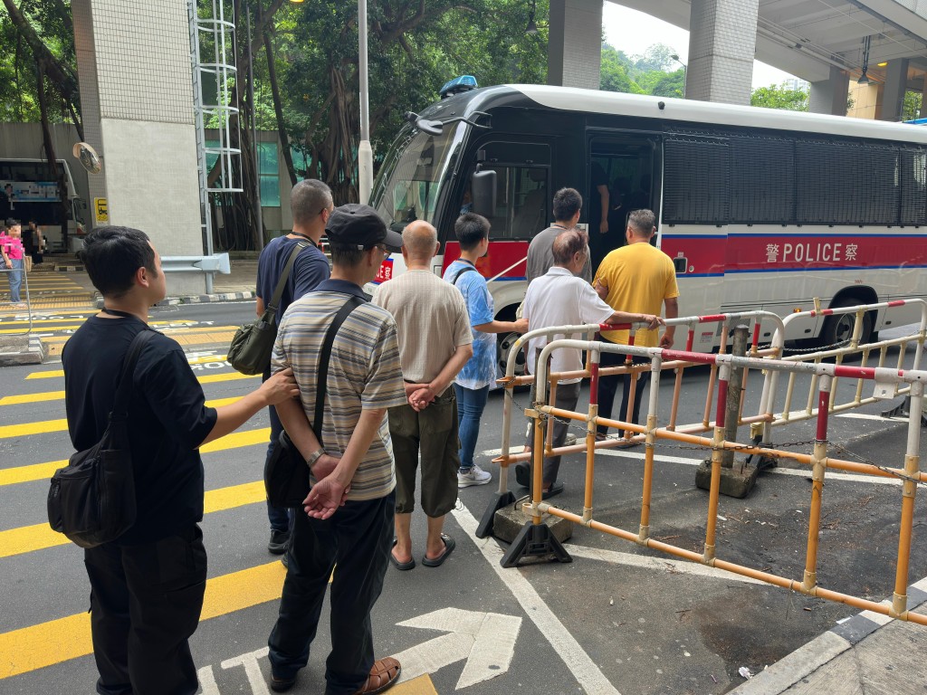 警方拘捕4名年齡介乎72至82歲的本地男子。警方提供