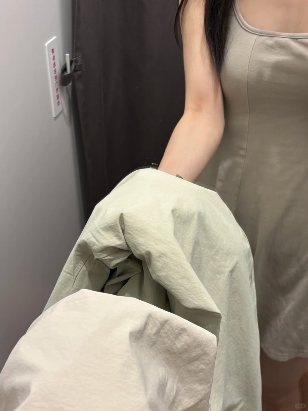 網友揭露UNIQLO鏡子與現實色差。小紅書@好像在夢遊阿 網友揭露UNIQLO鏡子與現實色差。小紅書@好像在夢遊阿