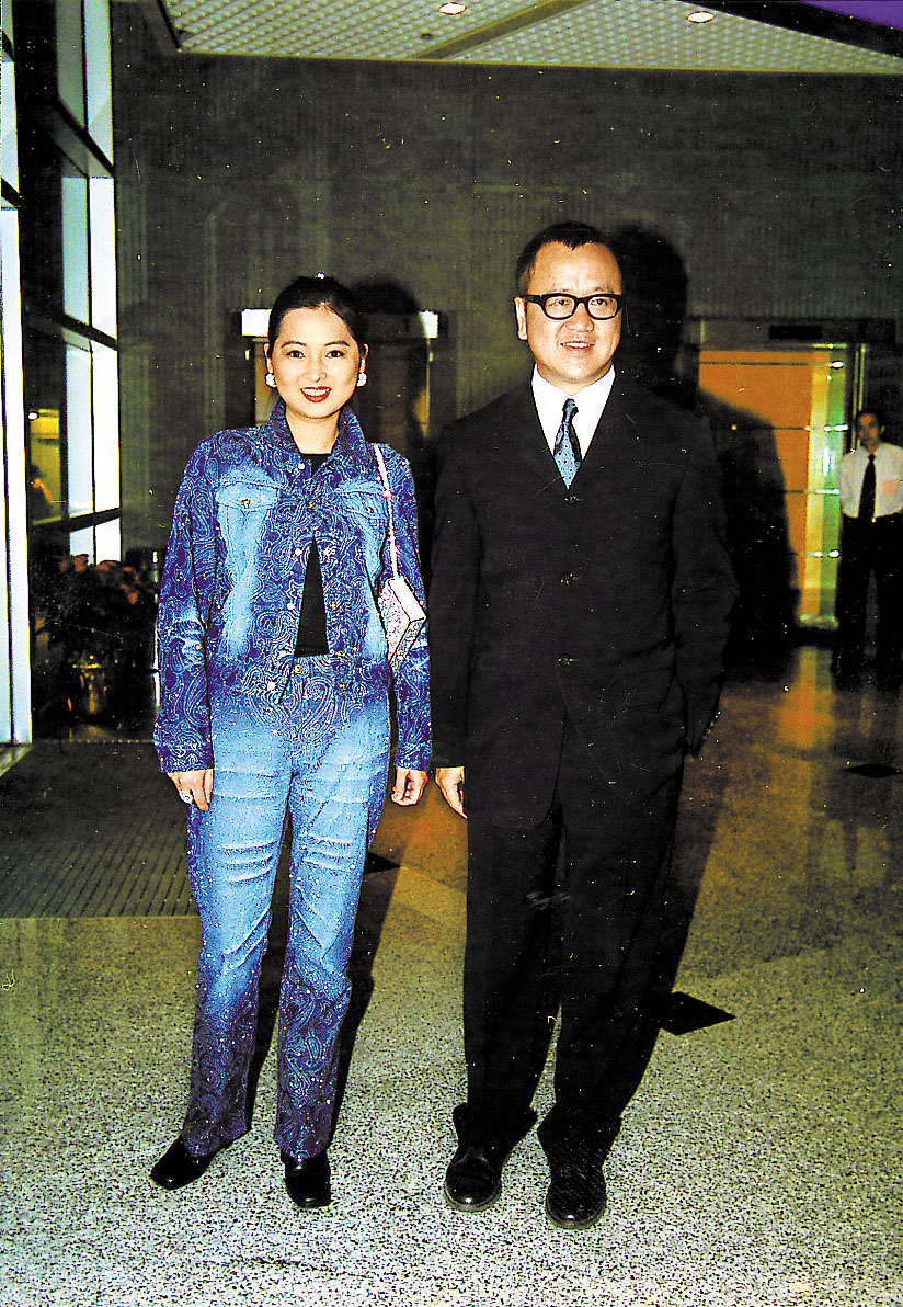 陈家碧早年与老公余锦远出席很多活动。
