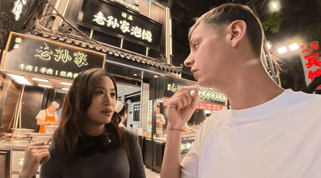 「20元麻辣燙」引爆辱華風波,英網紅偷拍約會西安女教師。 「20元麻辣燙」引爆辱華風波,英網紅偷拍約會西安女教師。