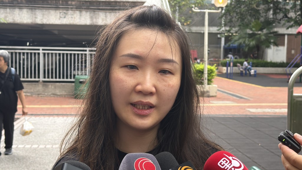 宏昌閣21樓居民盧小姐直言難以斷捨離,會將單位「執返靚靚仔仔」才離開。劉漢權攝 宏昌閣21樓居民盧小姐直言難以斷捨離,會將單位「執返靚靚仔仔」才離開。劉漢權攝