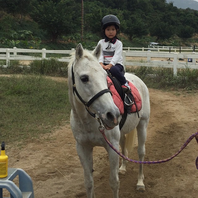 大女Emma学骑马。