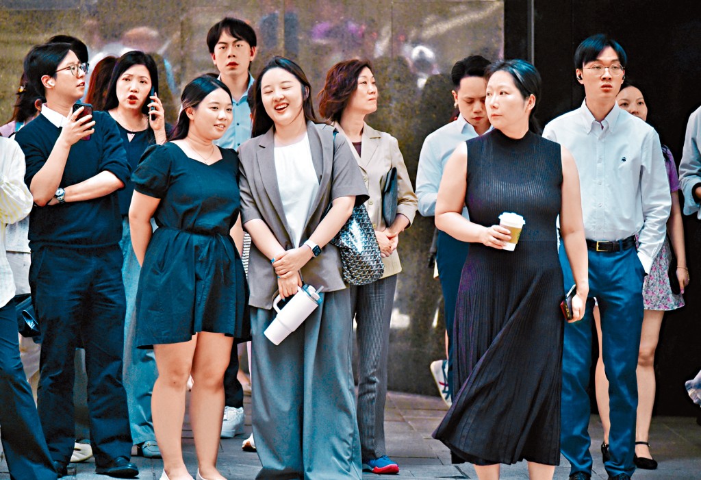 政府提出要支援青年就業，透過提供更多實習交流機會，提升青年競爭力。