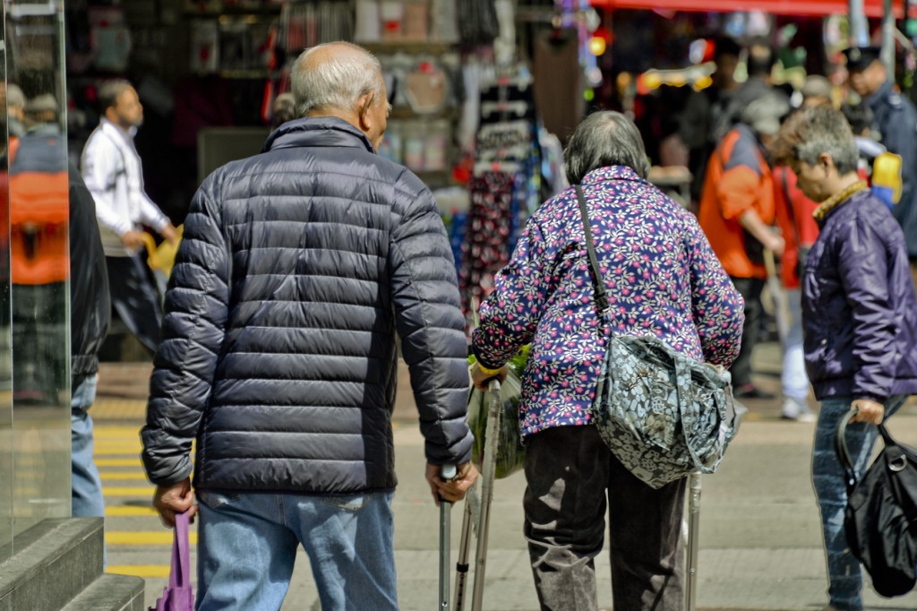 為應付退休生活，香港受訪者指他們主要依靠個人儲蓄，其次為投資收入和退休儲蓄計劃（強積金）。