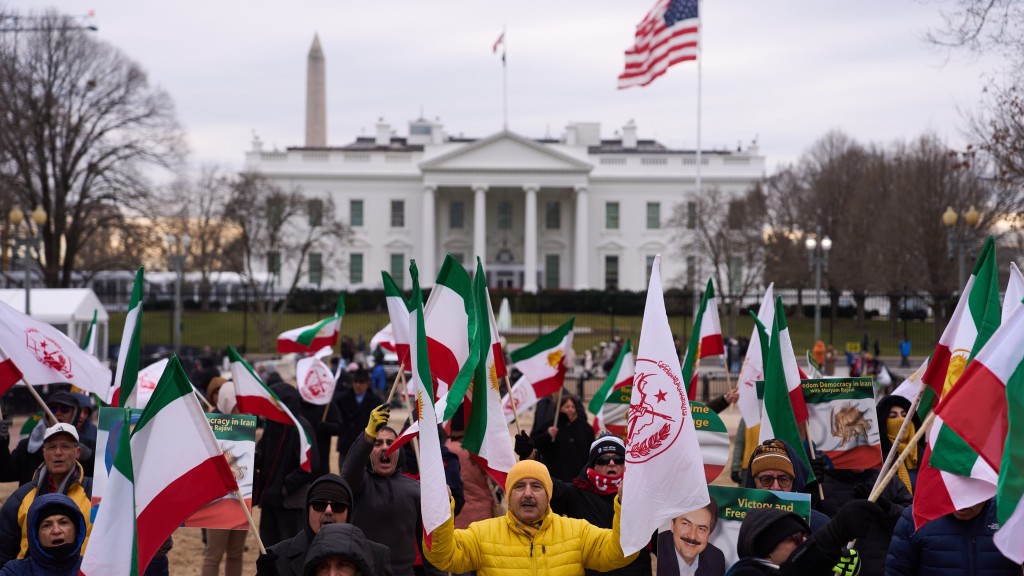 2025年12月31日,星期三,伊朗全國抵抗委員會的支持者在華盛頓白宮外集會,呼籲伊朗政權更迭。 美聯社 2025年12月31日,星期三,伊朗全國抵抗委員會的支持者在華盛頓白宮外集會,呼籲伊朗政權更迭。 美聯社