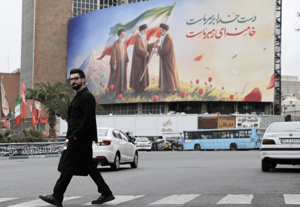 革命卫队还警告称，任何对海峡秩序与安全的破坏都将被视为触犯“红线”。路透社