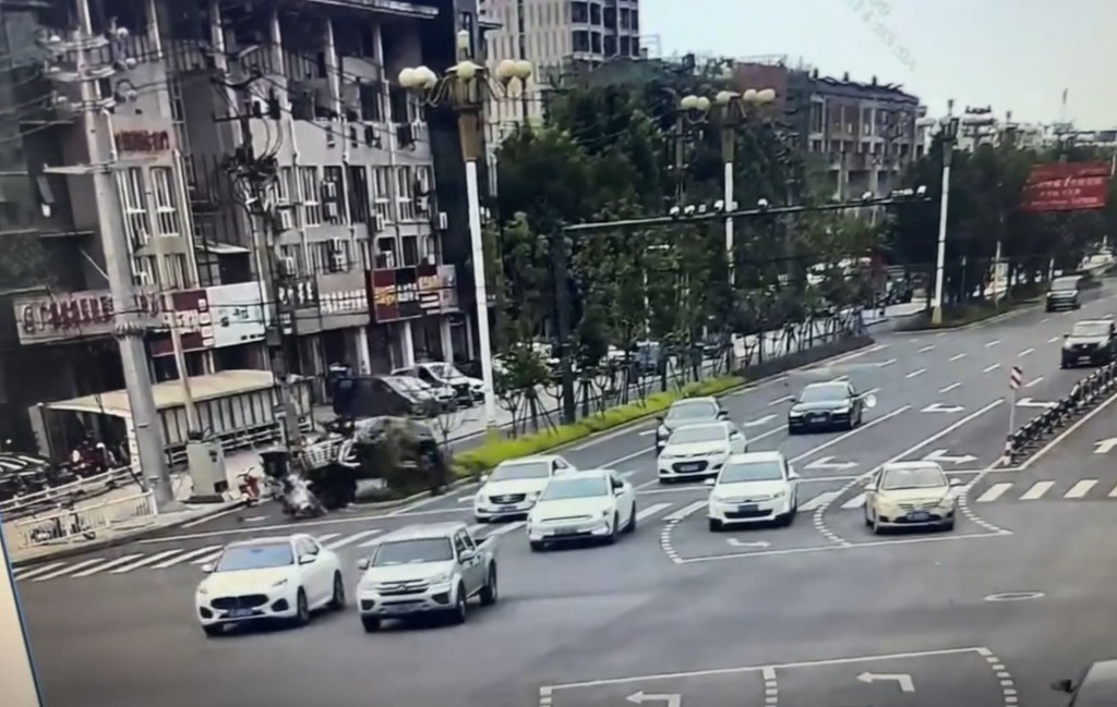 私家車從後輾過「電雞」，致車上2孩童死亡母親雙腳折斷。抖音