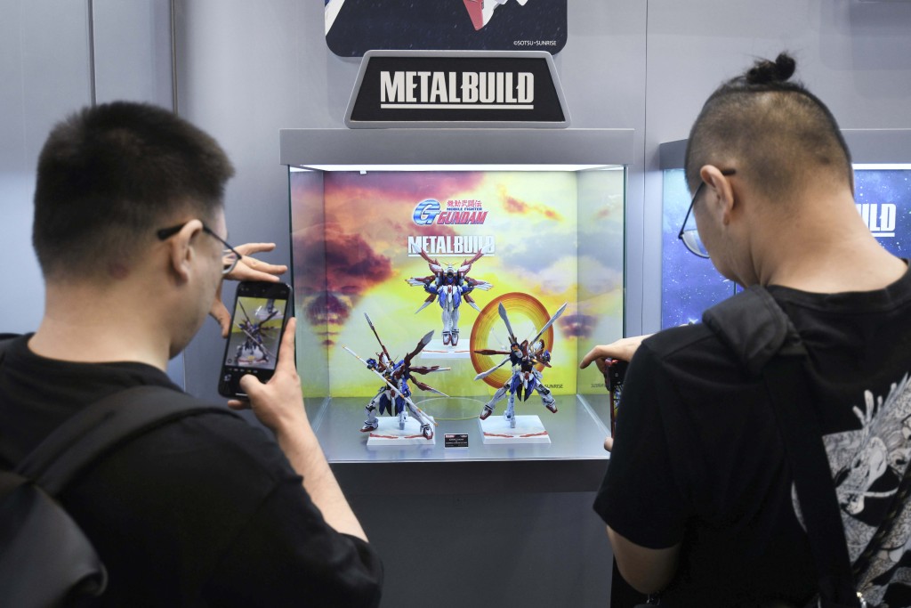 高達迷駐足欣賞模型。