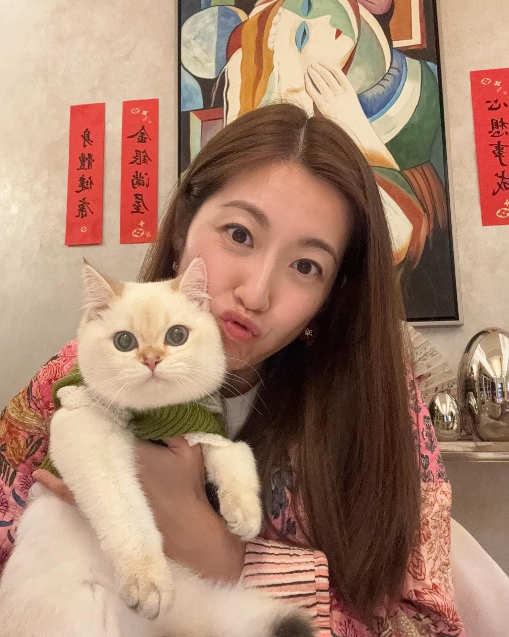 陳自瑤抱起貓貓。