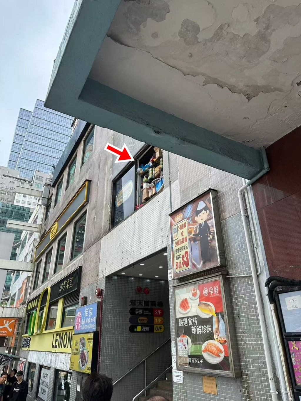 冠天閣商場一塊玻璃窗甩脫。網圖 冠天閣商場一塊玻璃窗甩脫。網圖