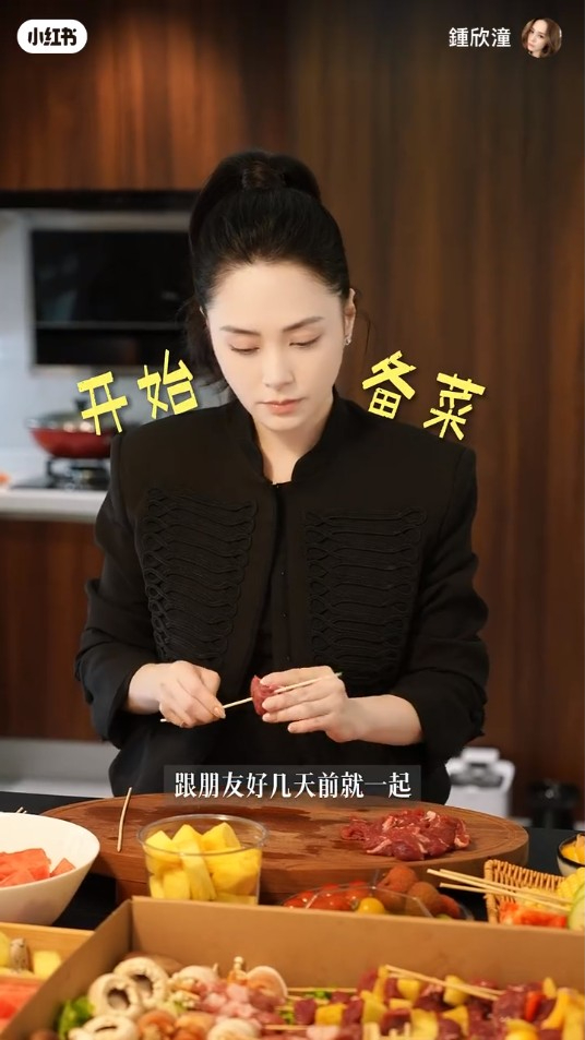 鍾欣潼親自準備燒烤食物，非常有誠意。