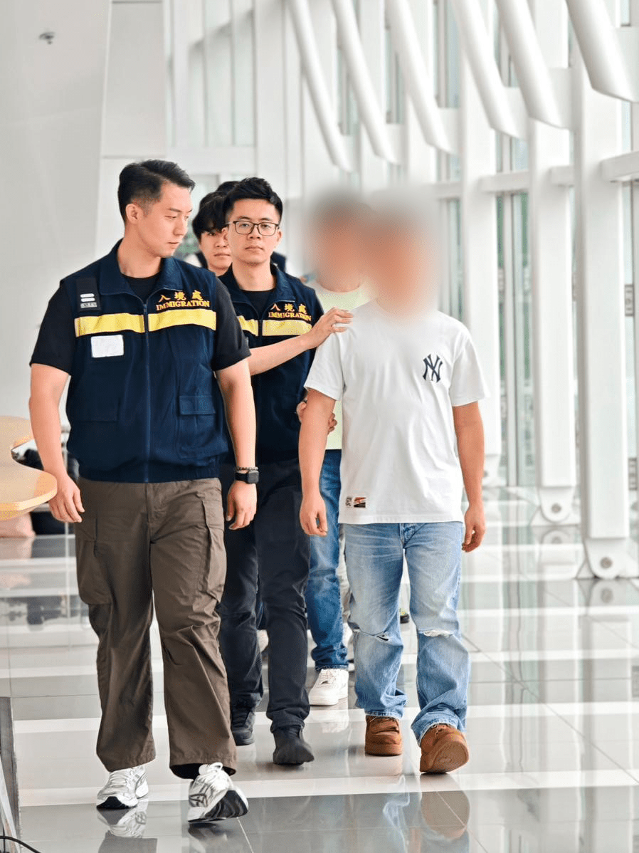 被遣返人士在入境處人員押送下離港。入境處圖片 被遣返人士在入境處人員押送下離港。入境處圖片
