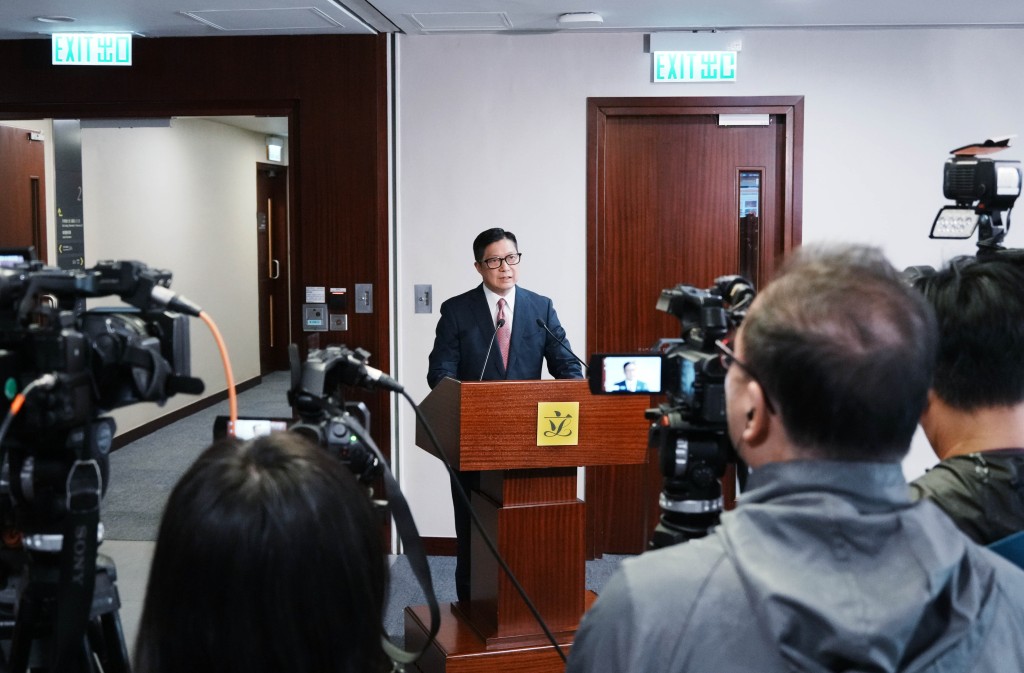 鄧炳強今午(2日)表示,其宣稱父母的兩人因疏忽照顧兒童罪被捕。 鄧炳強今午(2日)表示,其宣稱父母的兩人因疏忽照顧兒童罪被捕。