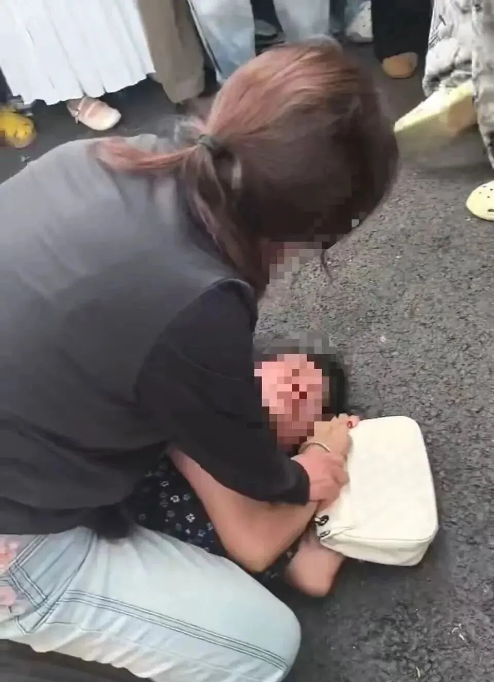 河北婦遭當街毆打強脫褲。