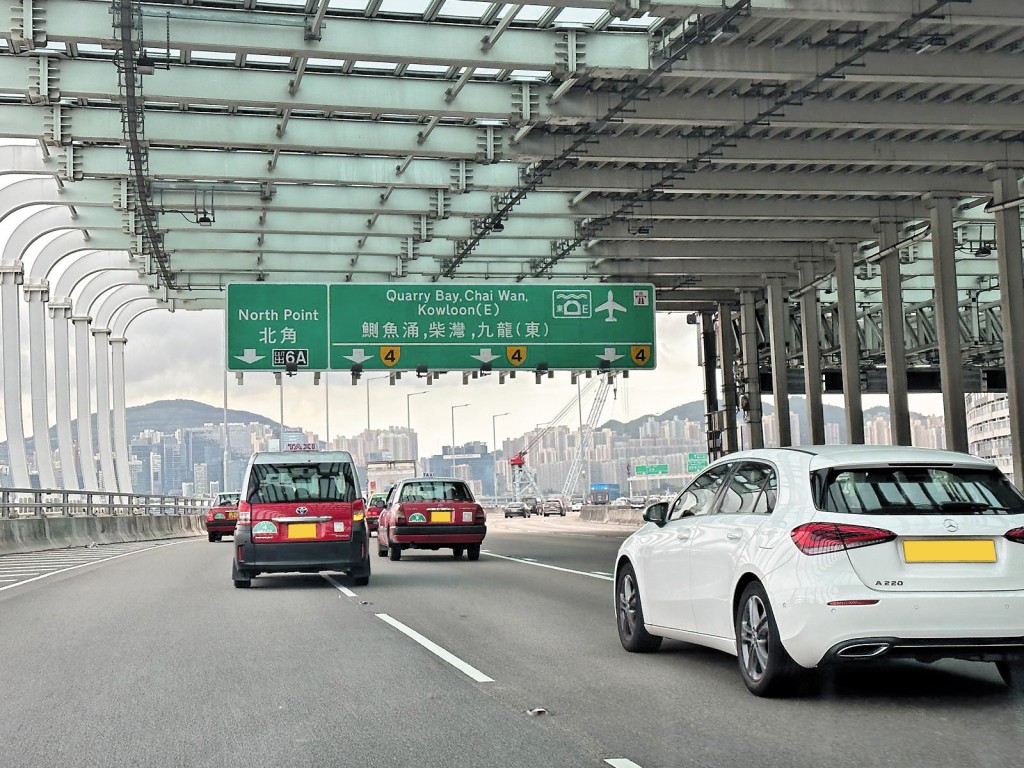 行車道路上的白線,大家會乘樣看待? 行車道路上的白線,大家會乘樣看待?