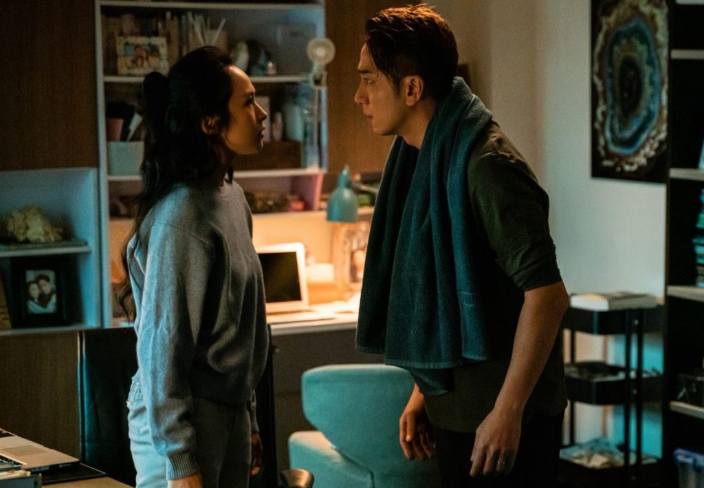 兩人表現恩愛，但內裏卻有陰謀。