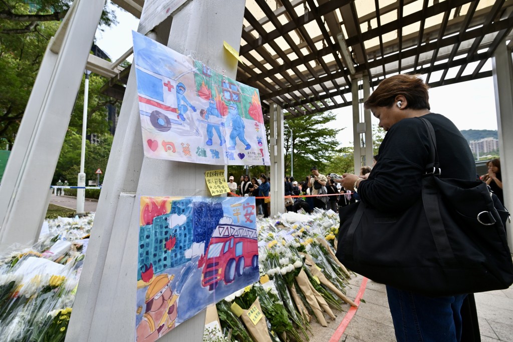 事發第六天，社會仍籠罩在哀傷氣氛之中。