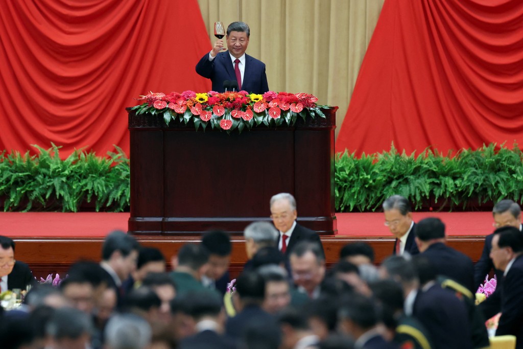 习近平在国宴上向出席者祝酒。路透社