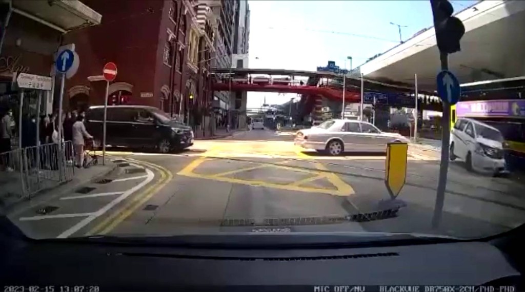 城巴駛至猛撼私家車左邊車頭。車cam L（香港群組）FB群組
