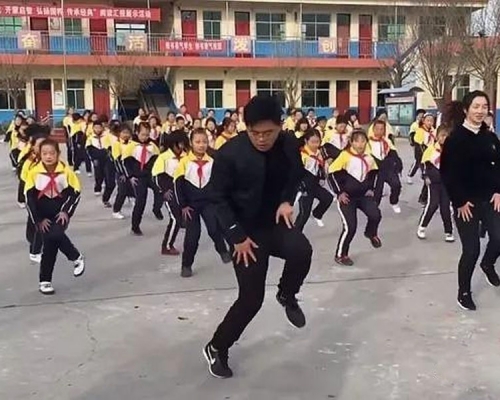 近日，山西一小學的校長張鵬飛帶學生跳鬼步舞的影片紅到國外，英美網民紛紛表示羨慕。（網圖）