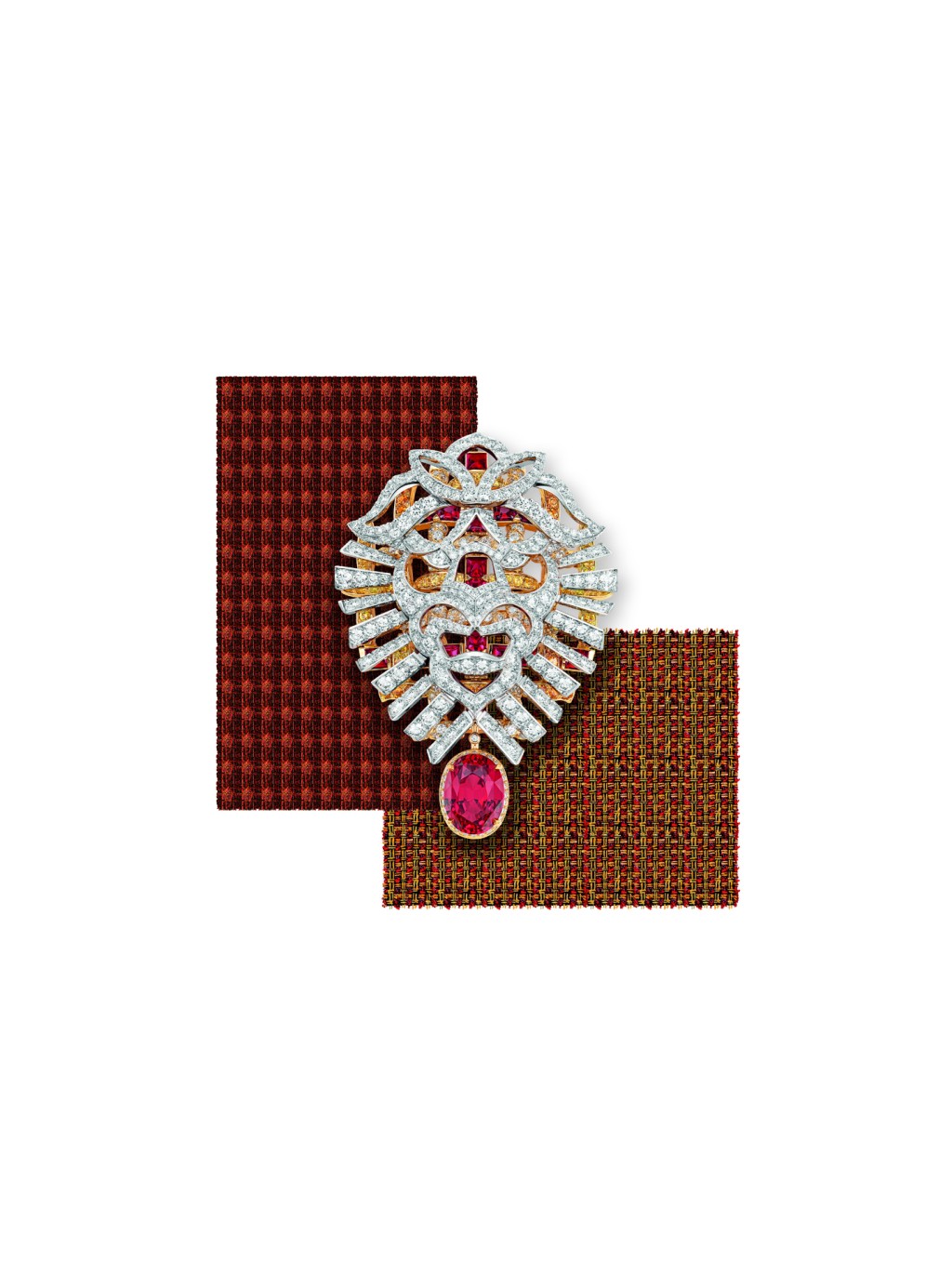 Tweed Lion白金及黄金钻石胸针，镶嵌红宝石和锰铝榴石，单颗红色尖晶石重约9.13卡，狮首图腾可拆下搭配在链节上。