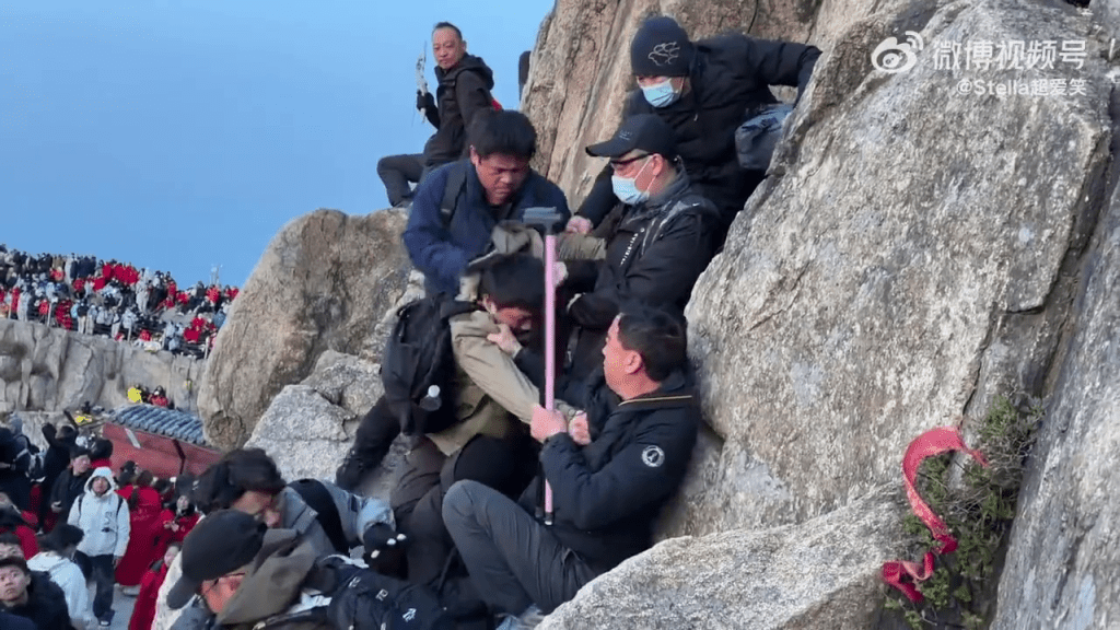为争睇日出靓位，泰山爆游客冲突，多人扭打滚落山石。