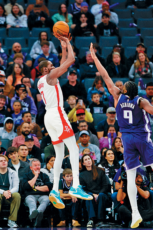 火箭主將杜蘭特（左）最後一擊投失。