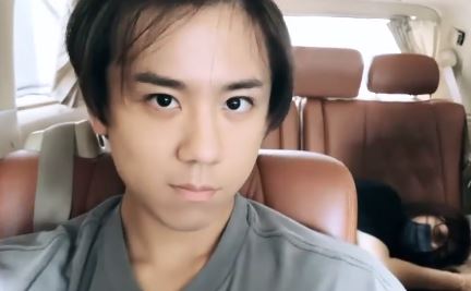 再影回自己摆出chok样。