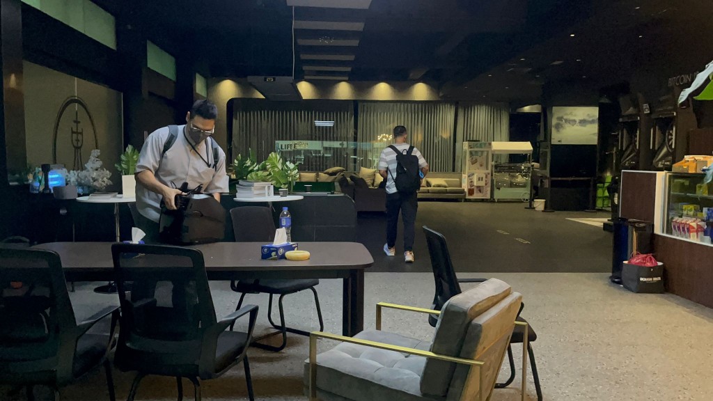 KOL蔡曉東創辦的堅尼地城加密幣平台Clubhouse「東館」，同樣被警方入內搜證。