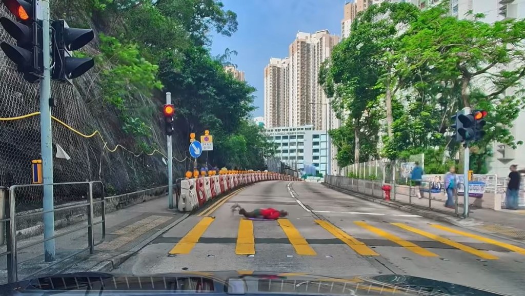婆婆跌倒趴在地上。fb「車cam L（香港群組）」影片截圖