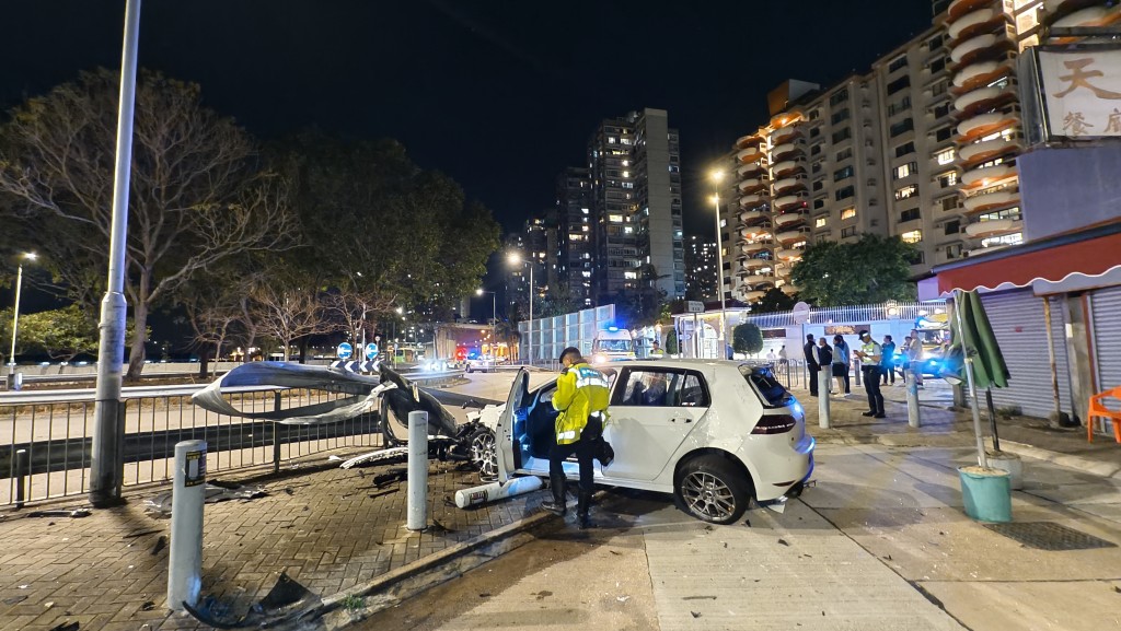 一輛私家車駛至青山公路—青龍頭段近龍如路的迴旋處時突然失控。黃文威攝
