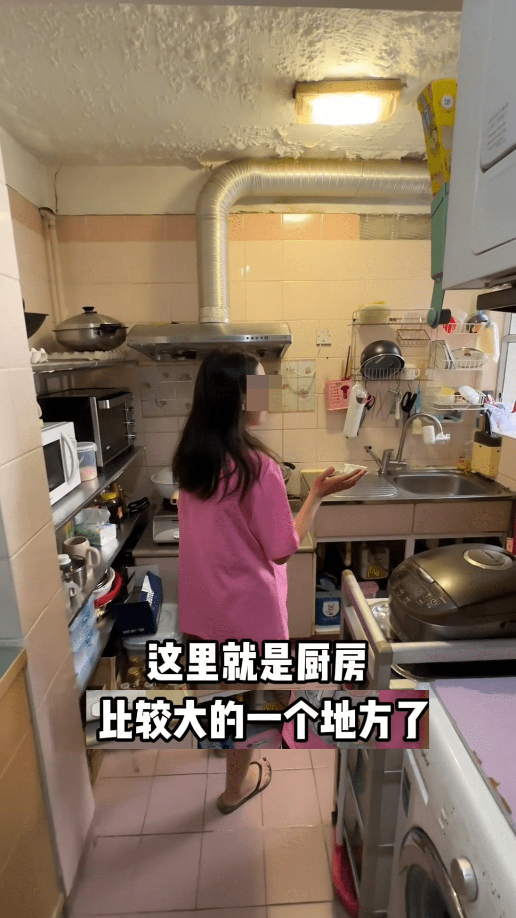 她介紹家中面積較大的廚房。