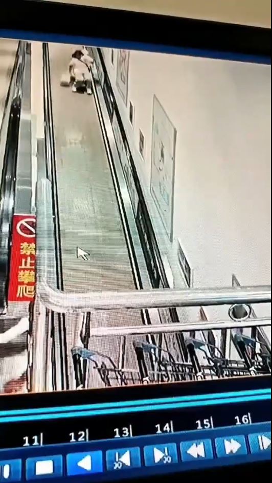 極品寶媽在電扶梯「放飛」玩具車，害前方「洢諾」母女被炒低受傷。抖音