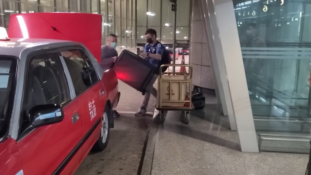 旅客可向职员借用行李车，由出闸口直推车至的士站上车。