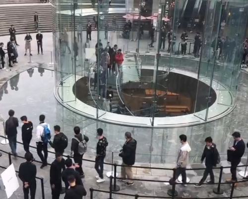 上海國金有數百人排隊。