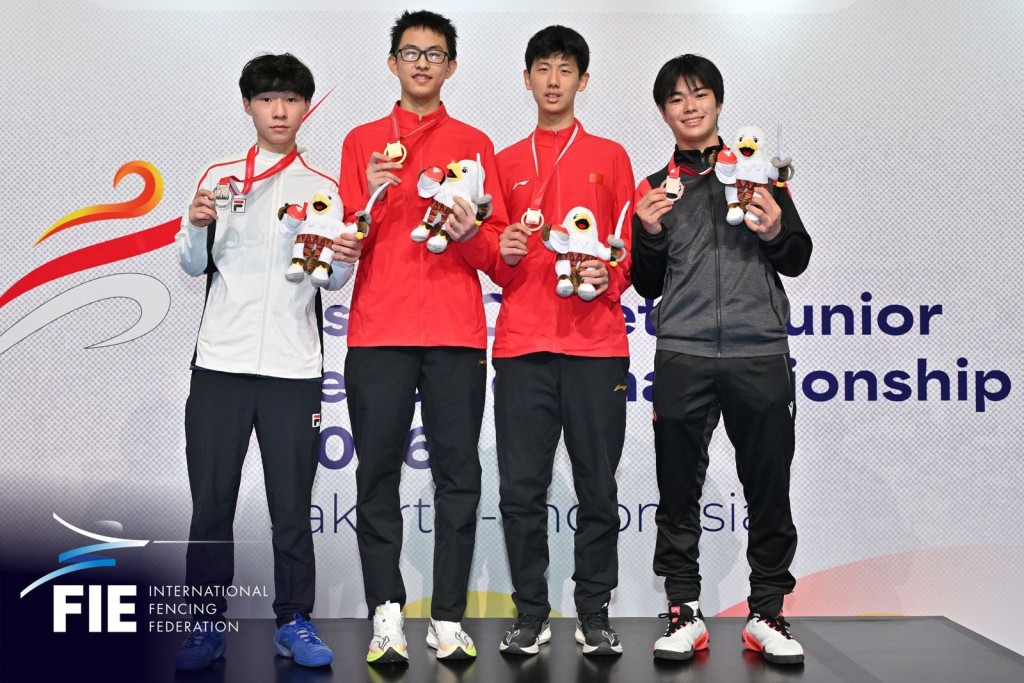 何承謙（左一) 挾少年組世一排名參加今屆亞青賽，雖然個人賽差一步未能奪金，但可望稍後在團體賽能成功衛冕。FIE圖