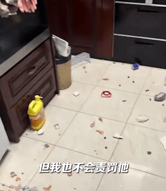 雪柜被炸得“粉身碎骨”，现场一片狼藉。