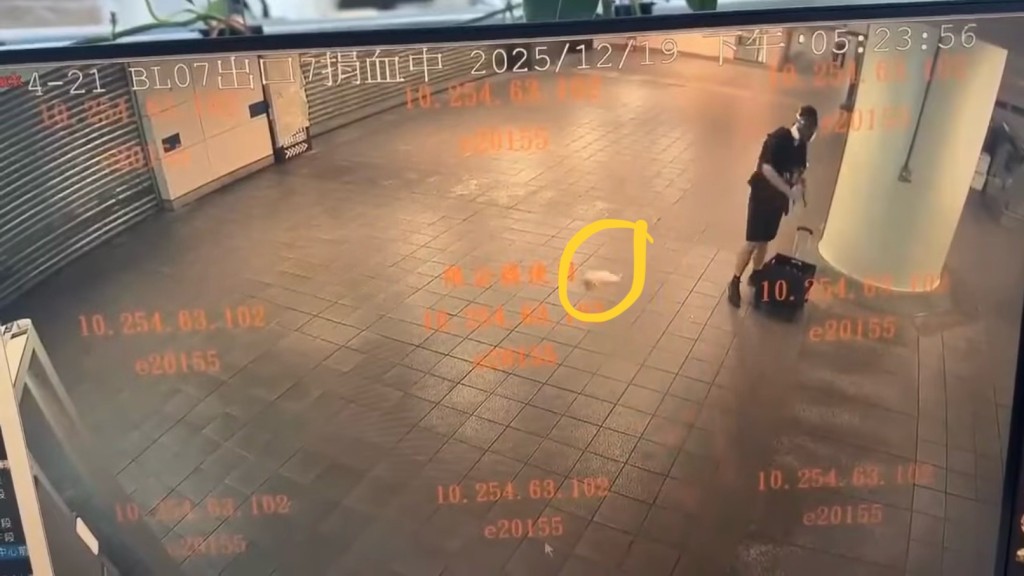 疑犯接連往不同方向投擲煙霧彈。 中時