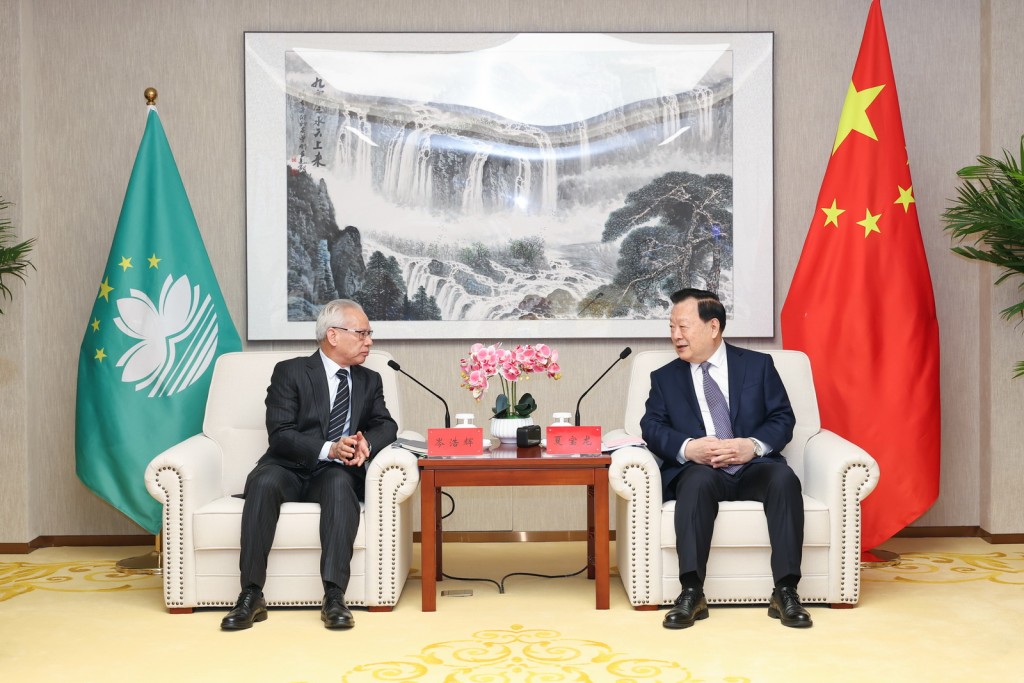 夏寶龍在北京會見岑浩輝。港澳辦圖片 夏寶龍在北京會見岑浩輝。港澳辦圖片