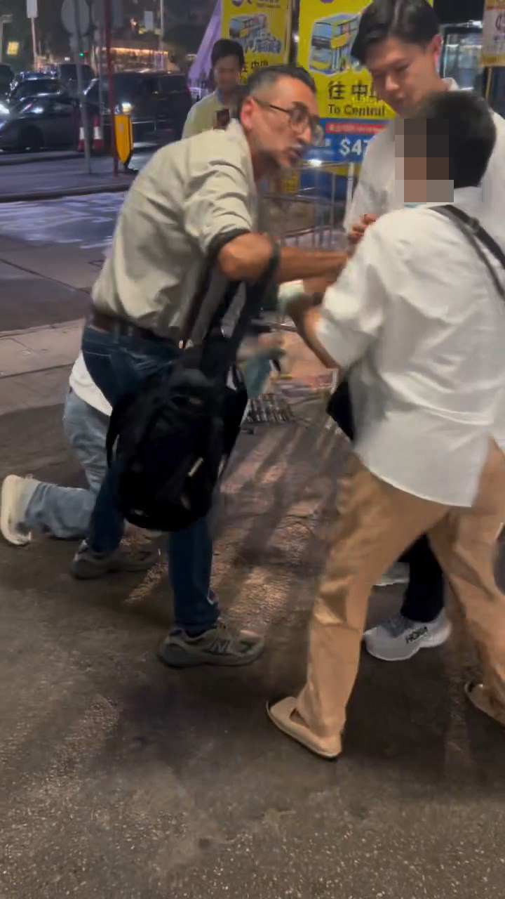兩名男子上前勸交並拉開二人。eric_lo725@threads片段截圖 兩名男子上前勸交並拉開二人。eric_lo725@threads片段截圖