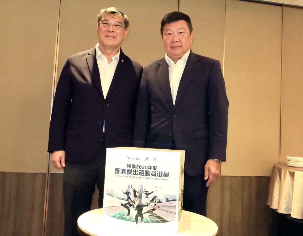 港協暨奧委會義務秘書長楊祖賜（右）及港協副會長湯偉倫（左）見證傳媒投票。徐嘉華攝