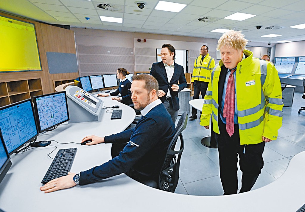 約翰遜周四參觀英格蘭欣克利角C核電廠，視察控制中心訓練室。