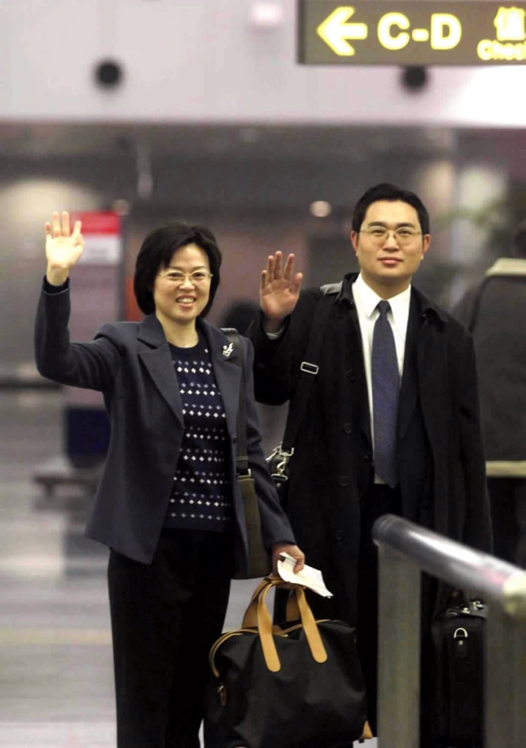 2001年2月8日，大陆新华社记者范丽青（左）、陈斌华成为大陆首批驻台采访记者，图为两人出发时合影。