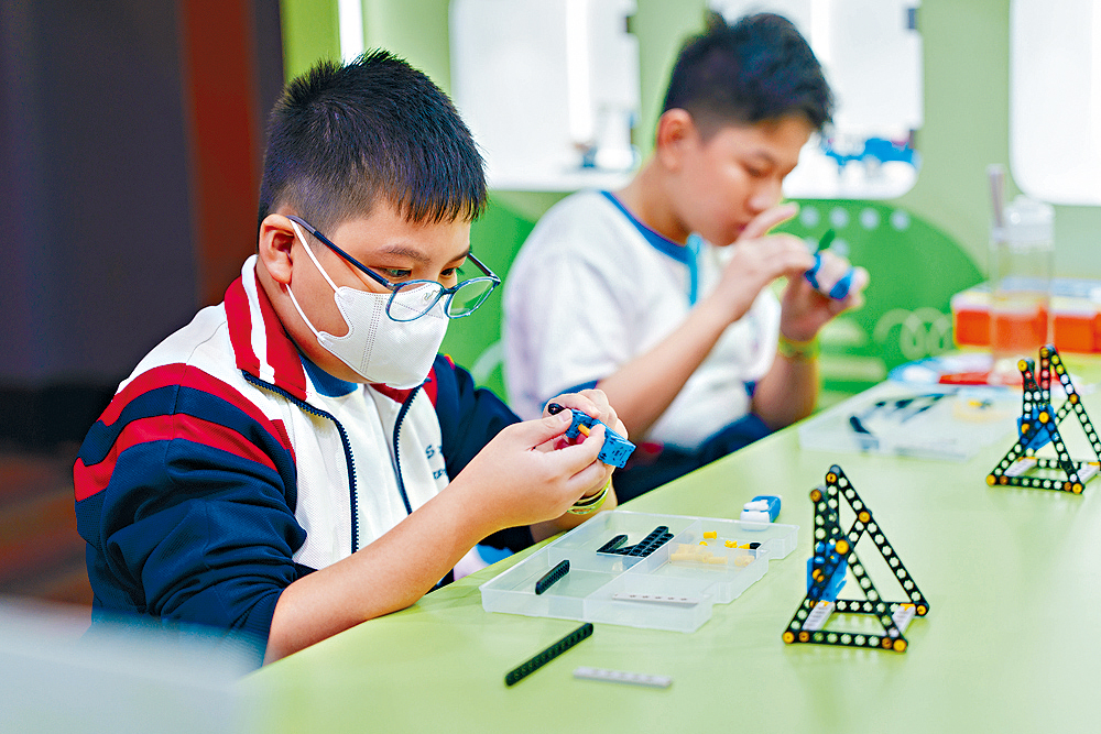 在嘉年華期間,不時看到小學生在SWEETIE的攤位發揮創意,運用專利配件拼砌不同模型,如鞦韆及搖搖板等。 在嘉年華期間,不時看到小學生在SWEETIE的攤位發揮創意,運用專利配件拼砌不同模型,如鞦韆及搖搖板等。
