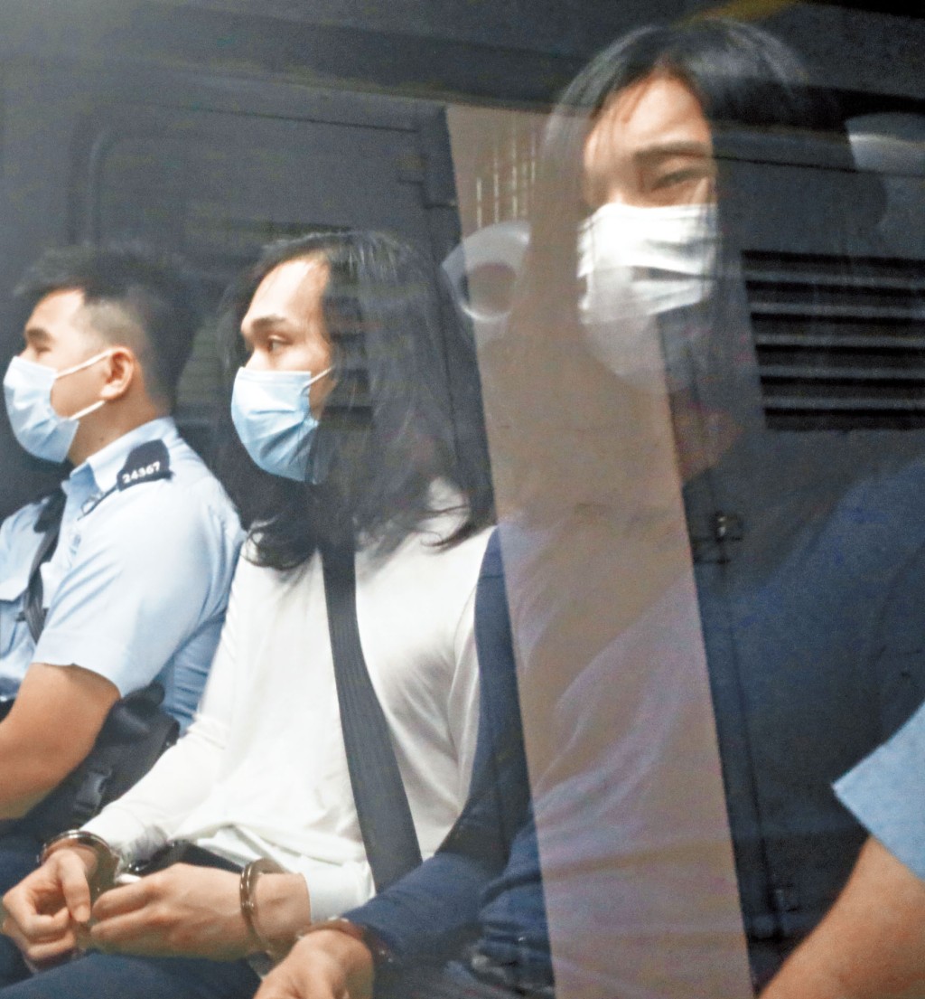 曾志健（右）與馮清華（中）昨由警員押解往區域法院應訊，可見兩人長髮披肩，神情憔悴。