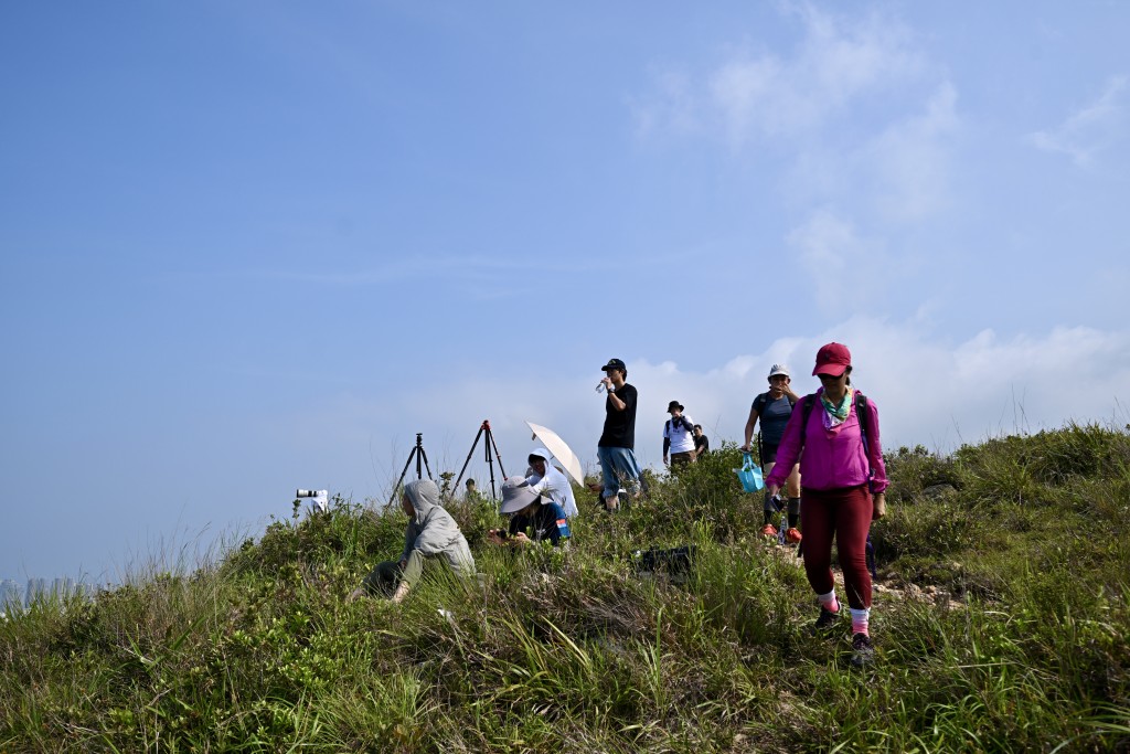 有市民登上玉桂山頂等待山東艦離港。劉駿軒攝 有市民登上玉桂山頂等待山東艦離港。劉駿軒攝