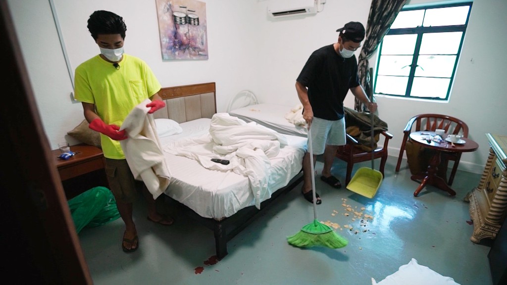 兩人話旅館本身有員工打理，但全部當佢哋透明，唯有自己落手做。